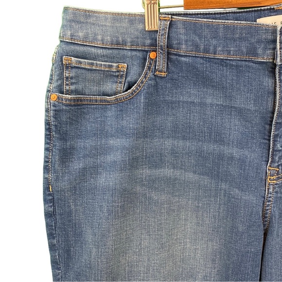 Lane Bryant Short Inseam Signature Fit Mid-Rise Straight Leg Jeans - Picture 3 of 15